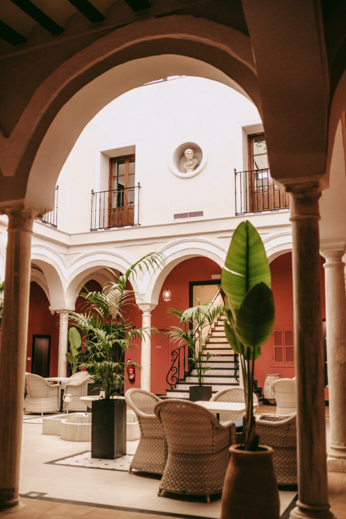 patio con butacas Hotel Palacio de San Fernando